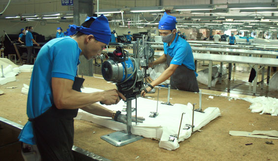 Bước cắt vải trong quy trình sản xuất quần áo
