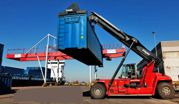 Thiết bị xếp dỡ container trong cảng- xe nâng