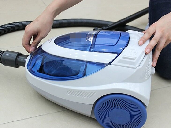 Kiểm tra lớp vỏ ngoài máy hút bụi