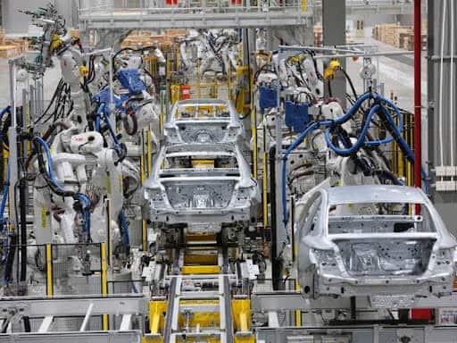 Dây chuyền sản xuất ô tô phức tạp, nhiều công đoạn.