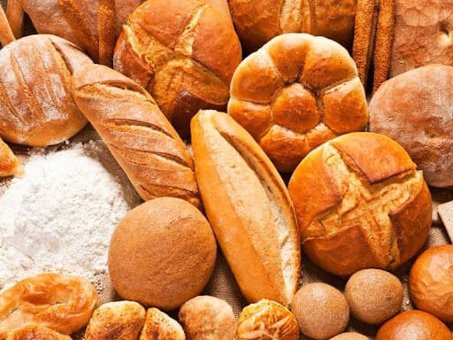 Bánh mì là một loại thực phẩm phổ biến (1)