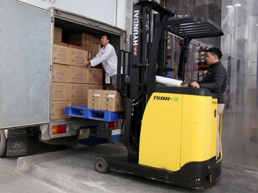 Xe nâng cần thiết trong quy trình sản xuất mỹ phẩm