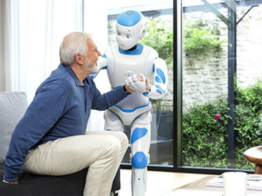 Công nghệ tốt dành cho người cao tuổi là robot hỗ trợ