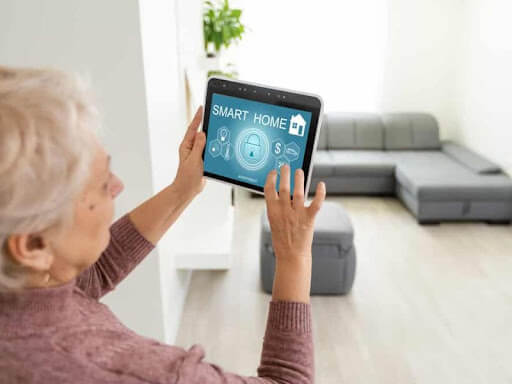 Hệ thống nhà thông minh là công nghệ dành cho người cao tuổi kiểm soát thiết bị trong nhà