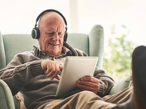 Máy tính bảng giúp người cao tuổi tiếp cận với công nghệ và tận hưởng nhiều tiện ích