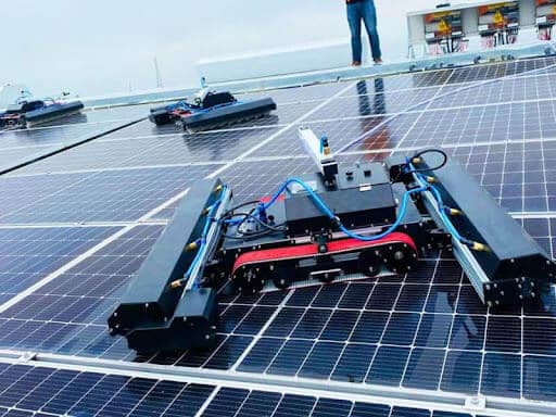 Robot vệ sinh pin năng lượng mặt trời