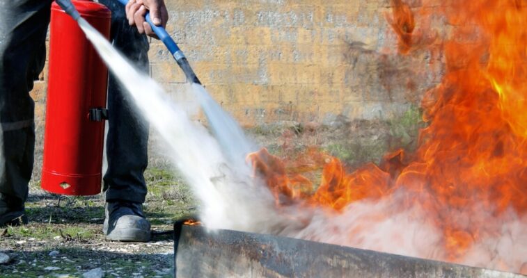 Sử dụng bộ bình chữa cháy bột khô để dập lửa khi ắc quy cháy nổ